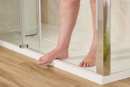 Ultra-low threshold shower tray with easy step-in access