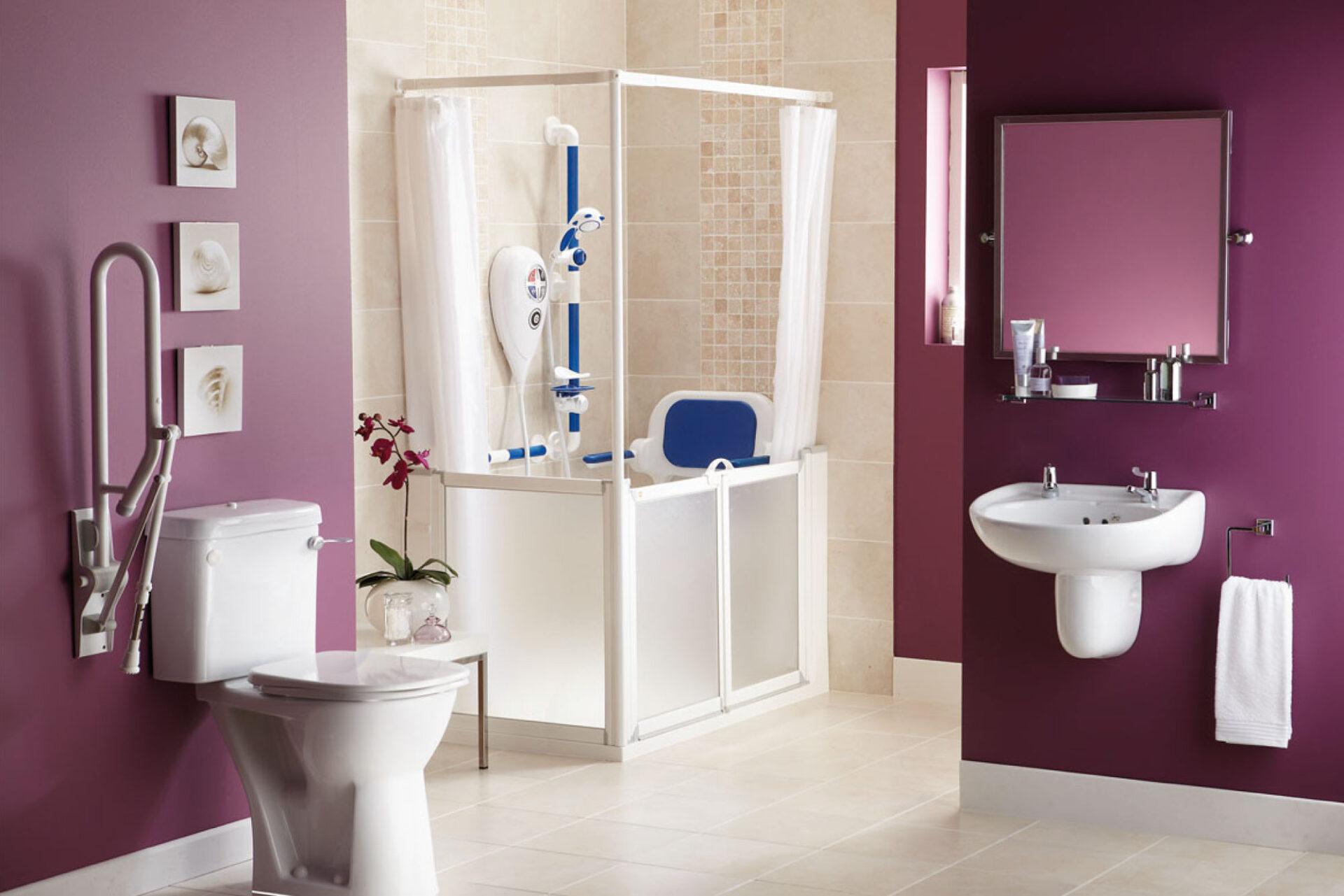 Wheelchair accessible shower with half-height carer screens
