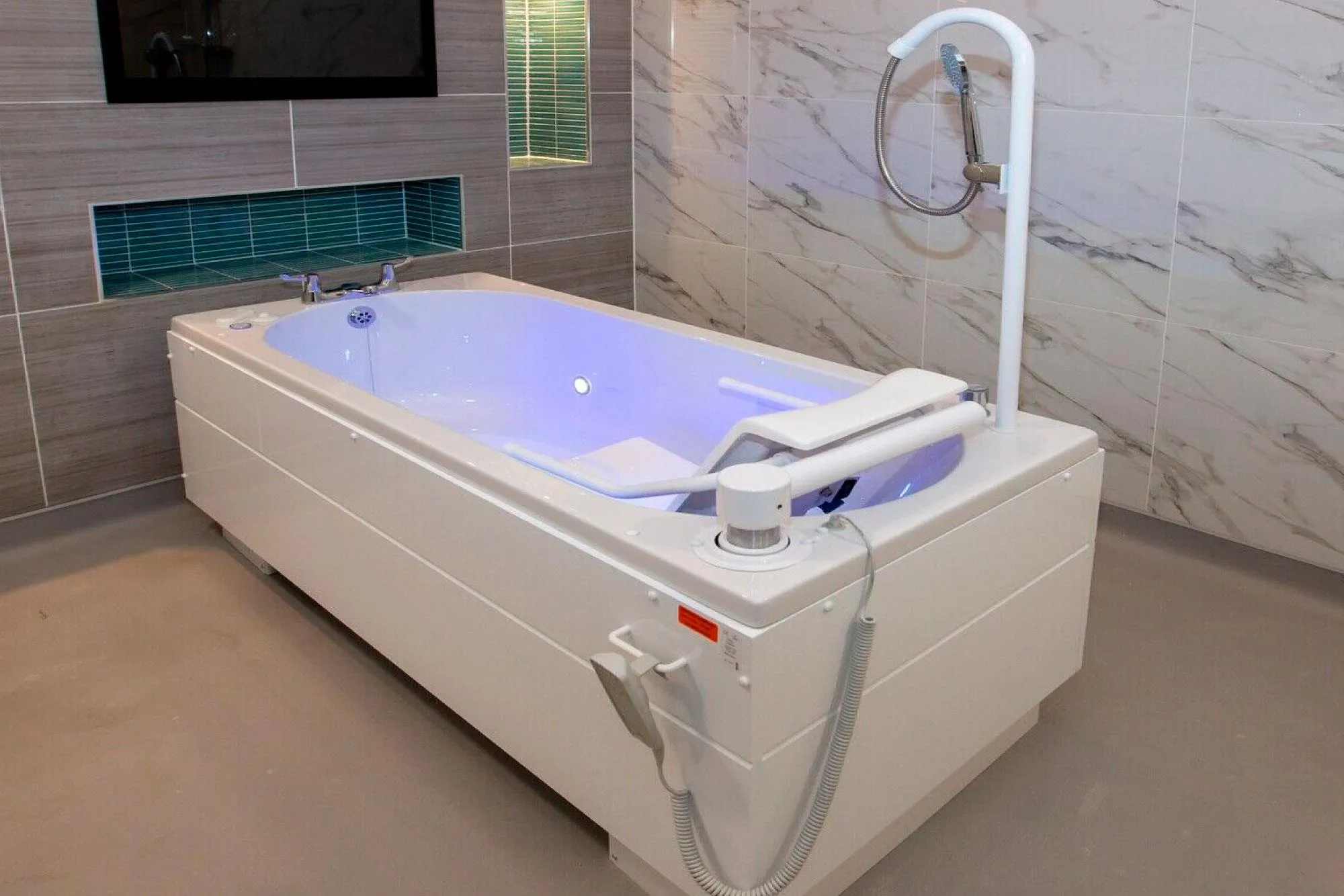 Assisted bath thermostatic filler and auto-fill controls for precise water control