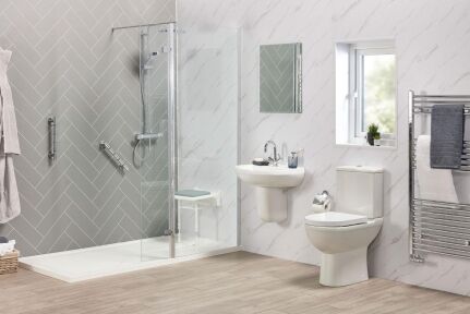 Low-level shower tray fitted on a solid concrete floor
