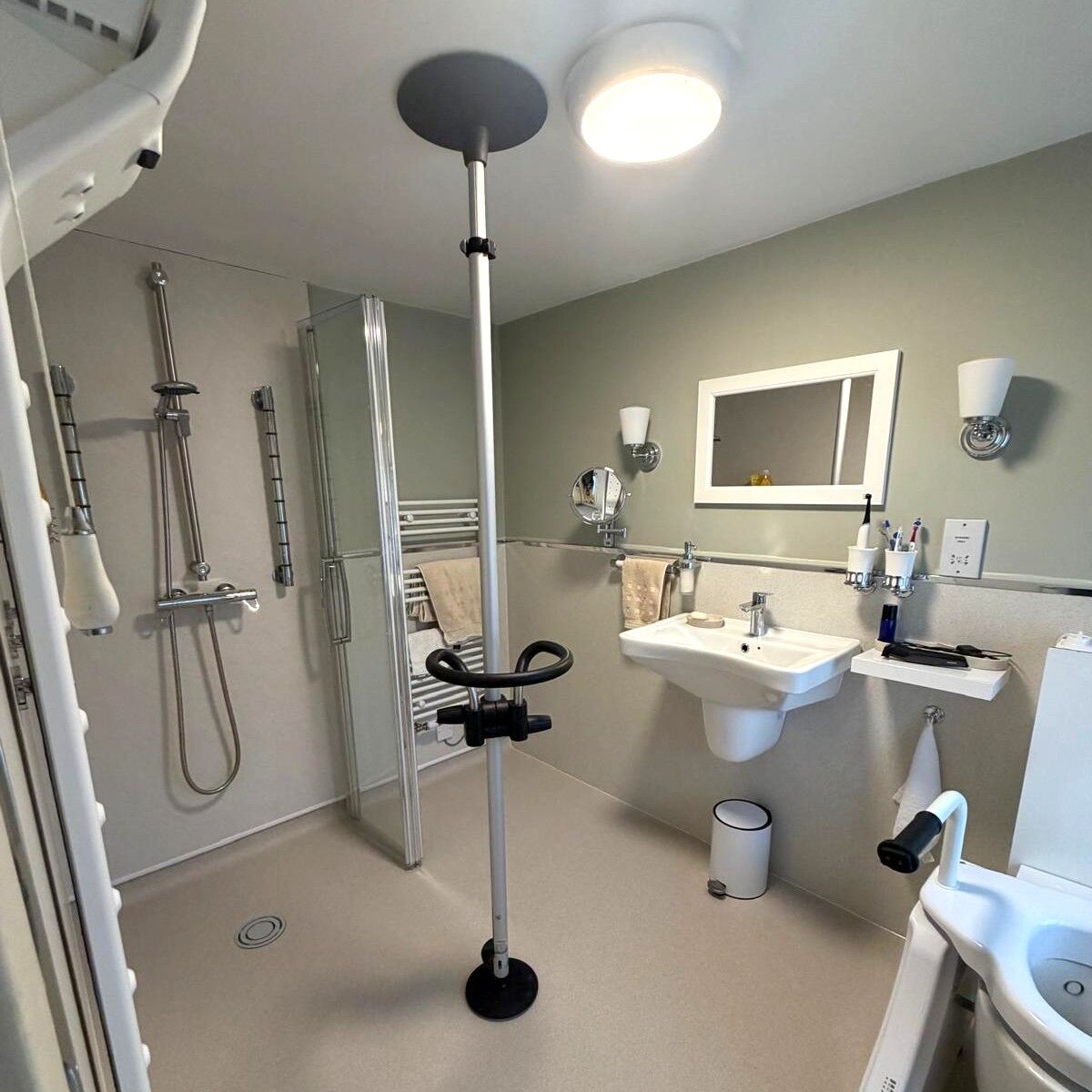Gripo floor-to-ceiling support pole installed in Andrew’s wet room