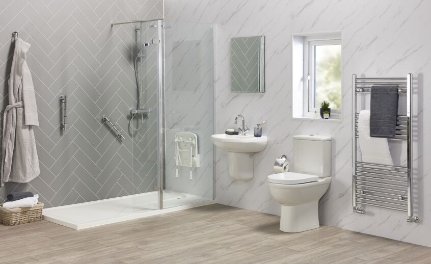 Level-access shower with matte black grab rails and fixtures against light tiles for high contrast
