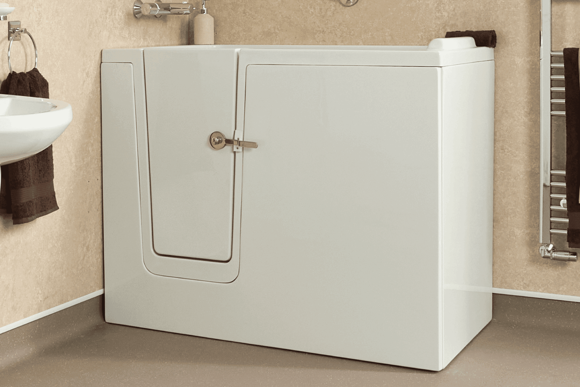Torino Mini upright deep soak seating detail