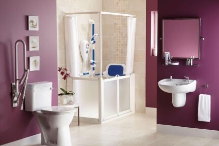 Wheelchair accessible shower with half-height carer screens
