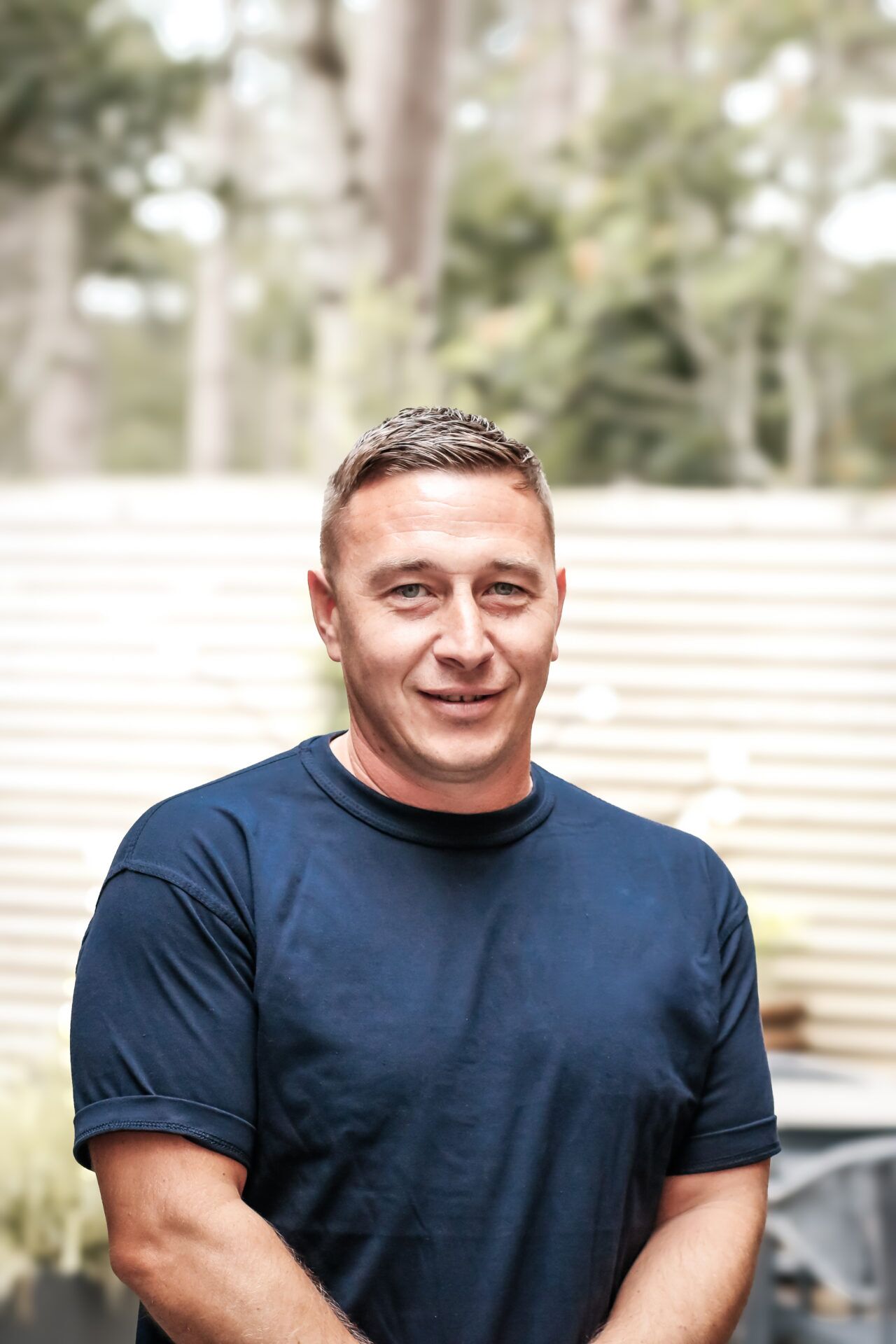 Chris, Installer