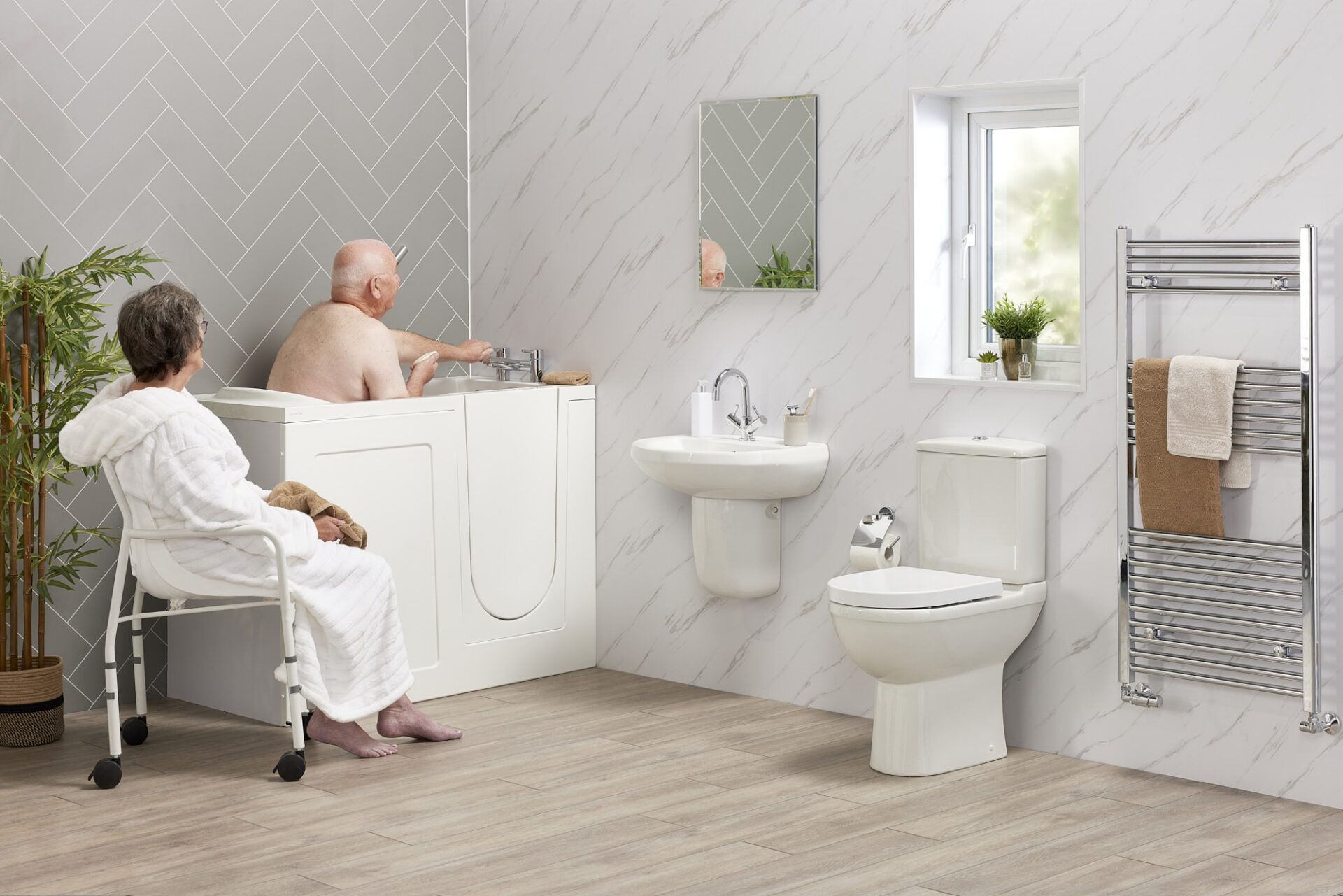 Walk-in bath with low-threshold watertight door