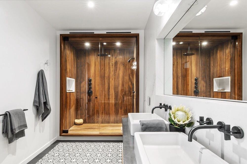 Traditional Walk-in Shower Layouts for Timeless Elegance