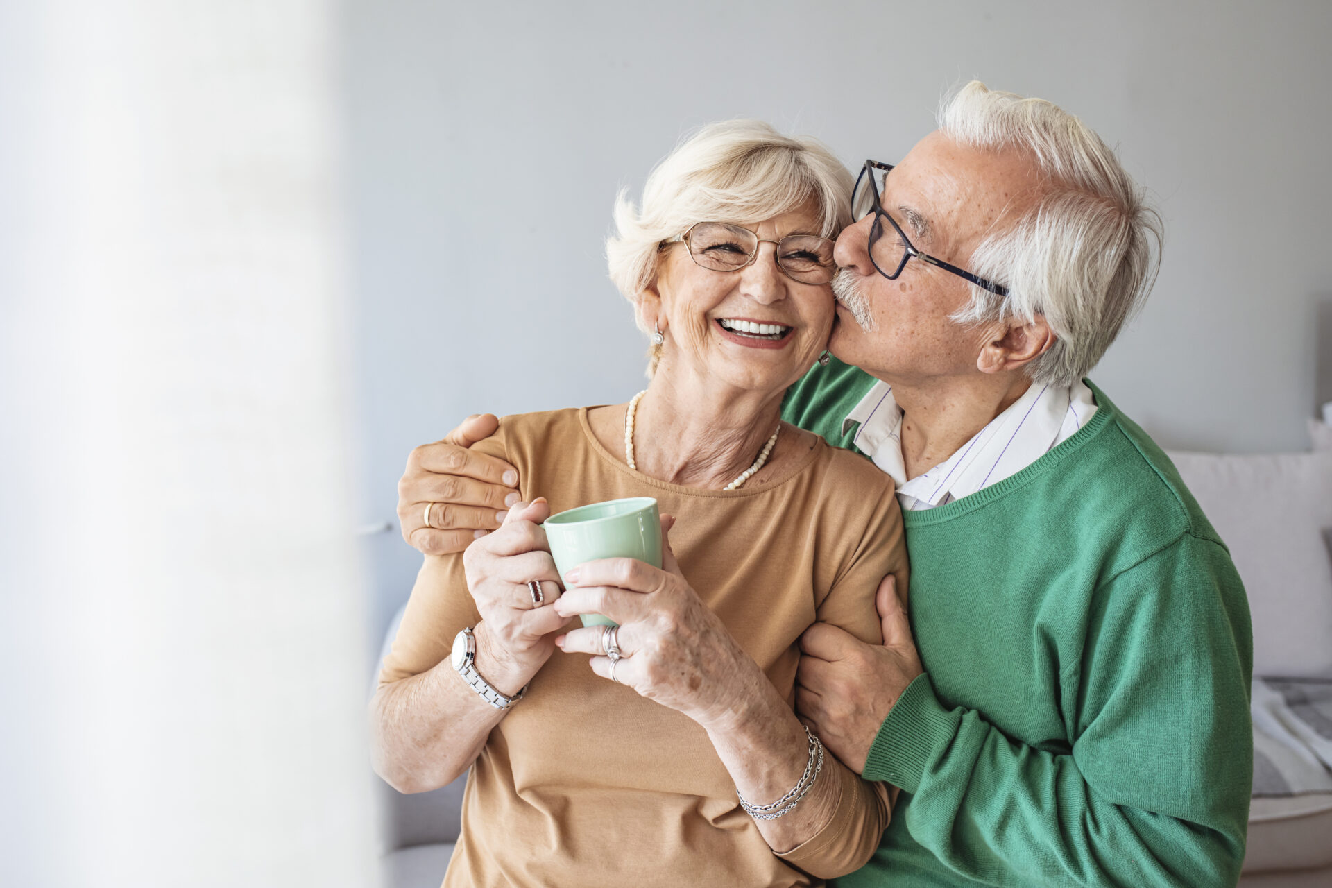 An EA Mobility assessor meeting a couple at their kitchen table during a free home visit